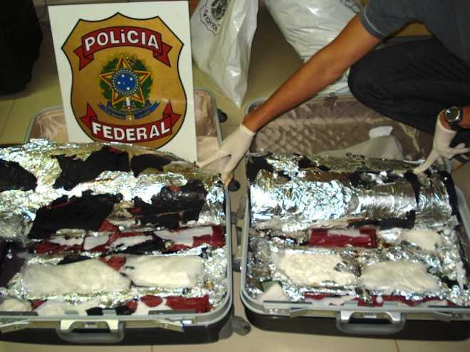 Pouco mais de quatro quilos de cocaína estavam em fundos falsos nas melas dos peruanos - Fotos: Alexandre Lima