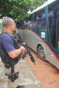 Agentes da PRF escoltaram o ônibus até a delegacia da PF em Epitaciolândia - Foto: Alexandre Lima