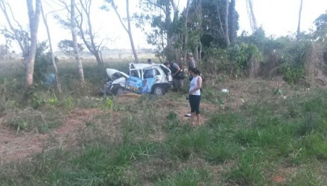 Policias do Município de Xapuri foram até o local para buscar informações do acidente - Foto: celular/cedida