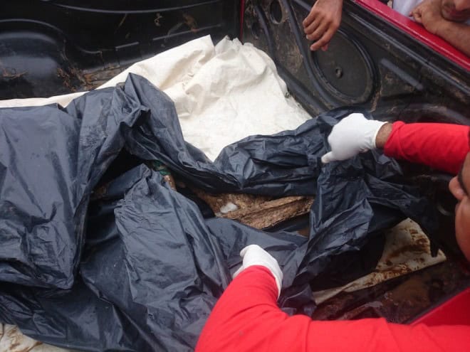 Chegada dos restos mortais do jovem após resgate realizado pelos Bombeiros do 5º Batalhão.